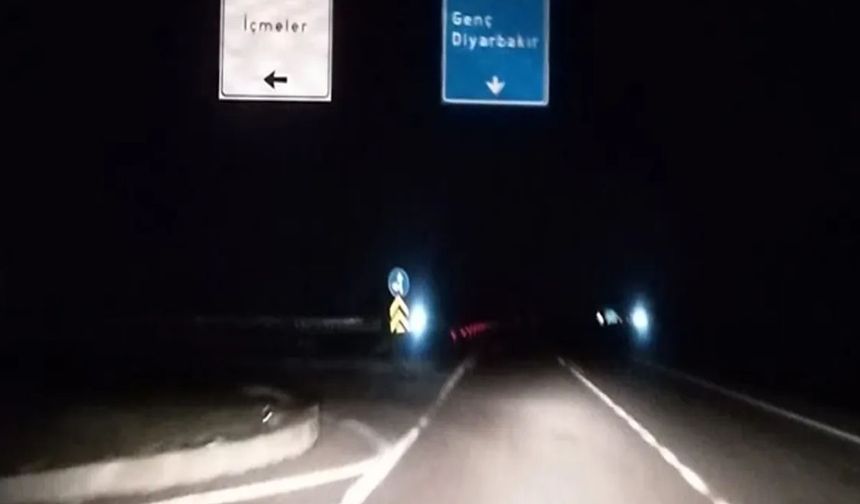 Bingöl'de Araç Farlarıyla Aydınlanan Kavşak!