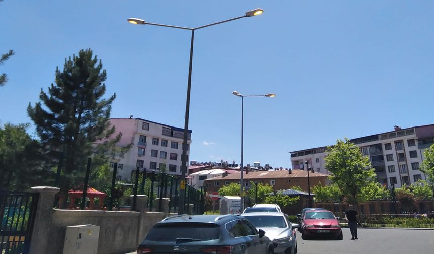 Bingöl'de Öğle Vakti Yanan Sokak Lambaları Tepki Çekti