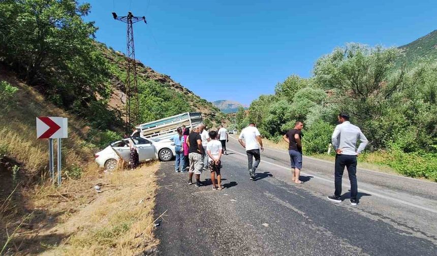 Otomobil ile Kamyonet Çarpıştı: 3 Yaralı