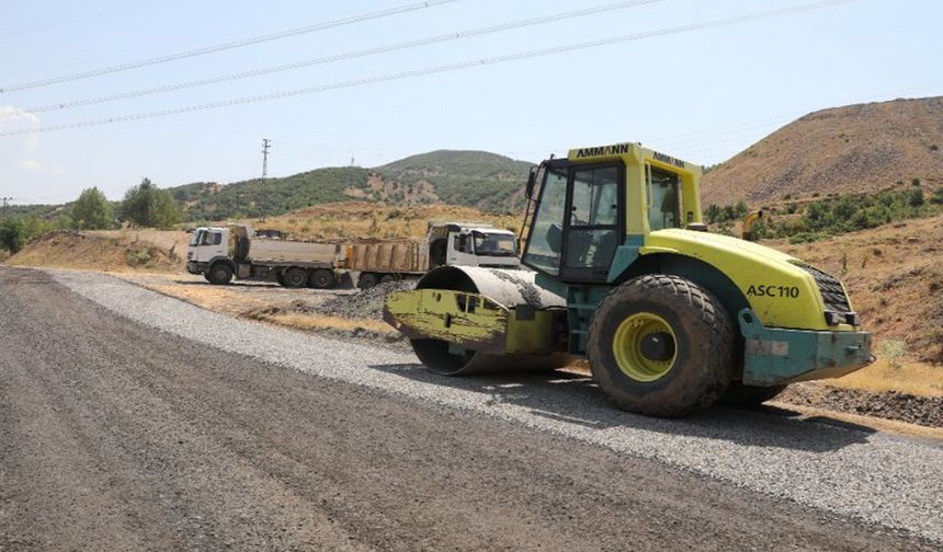 Genç'in Tarlabaşı Köyü'nde Asfalt Kaplama Çalışması
