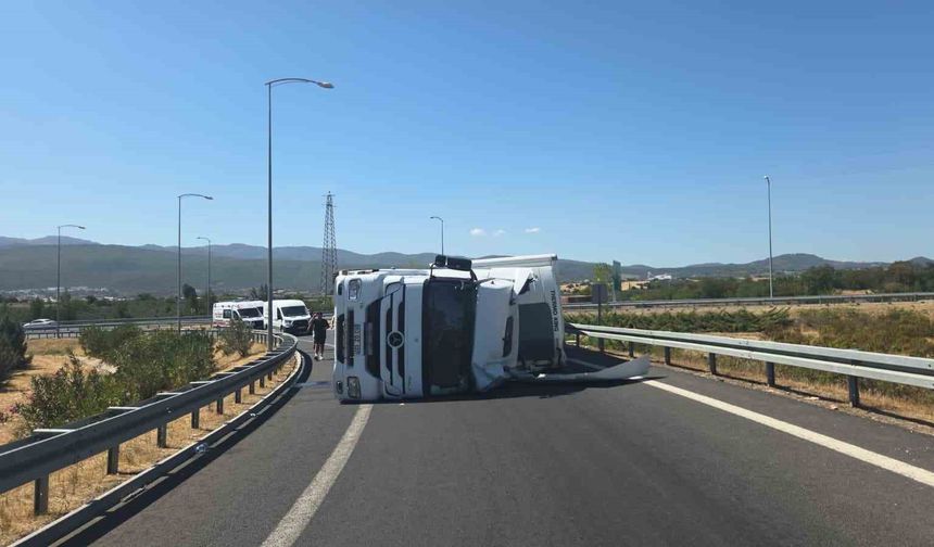 Tır kazası kavşağı ulaşıma kapattı