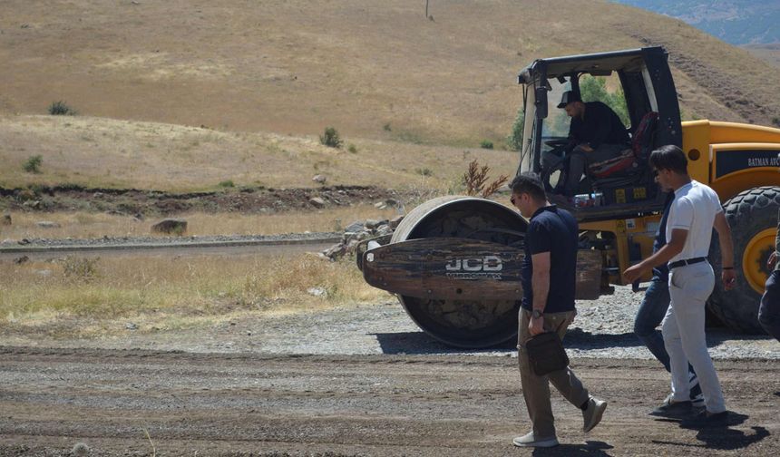 Adaklı'da Köy Yolunda Asfalt Çalışması