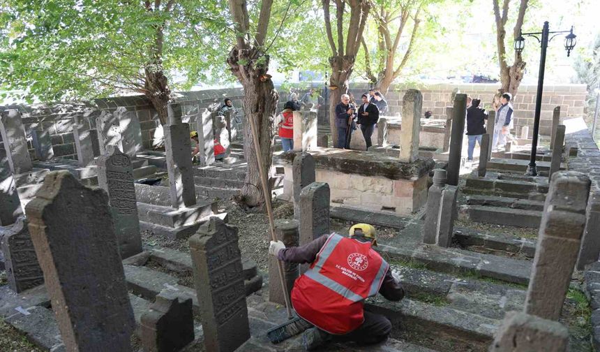 Diyarbakır'da Tarihi Mezar Taşları ve Kitabelerde Kimliklendirme Çalışması