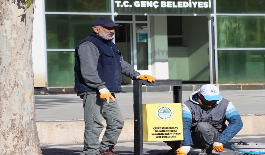 Bingöl’ün İlçesindeki Ana Caddeye Çöp Kutuları Yerleştirildi