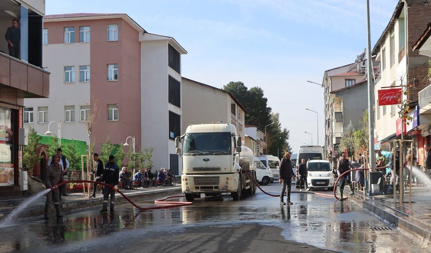 Bingöl'ün İlçesinde Yollar Tazyikli Suyla Yıkandı