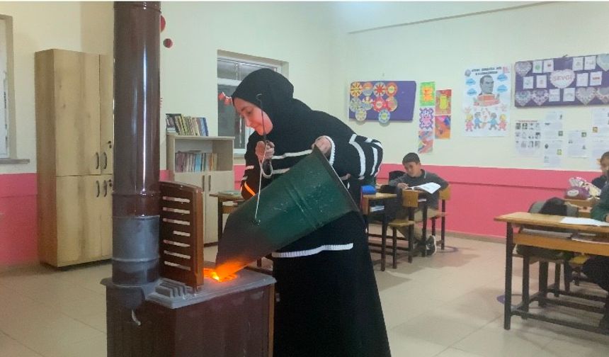 Köyde İki Kadın Öğretmen Zorluklara Rağmen Eğitimi Ayakta Tutuyor