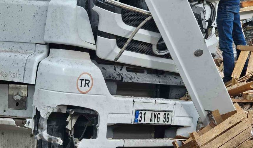 Tavuk Yüklü Tır Devrildi: Sürücü Yaralandı