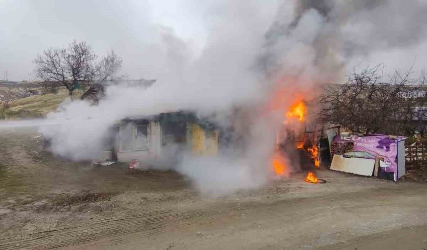 Elazığ’da Odunluk Deposunda Yangın Çıktı