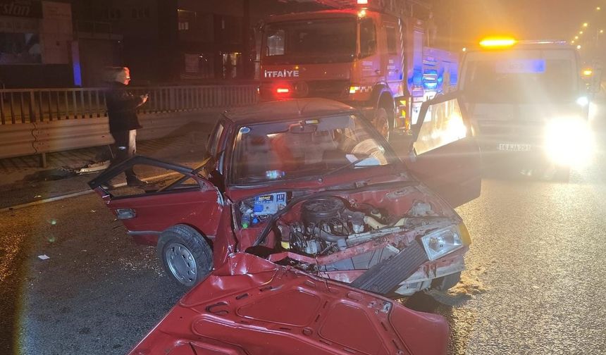 Otomobil Üst Geçit Bariyerine Çarptı: 1’i Ağır 2 Yaralı