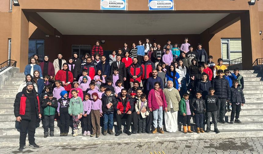 Bingöl’ün Adaklı İlçesinde Öğrencilere Kışlık Malzeme Desteği