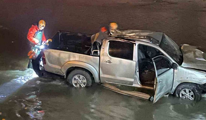 Ağrı'da Kamyonet, Murat Nehri'ne Devrildi: 5 Yaralı