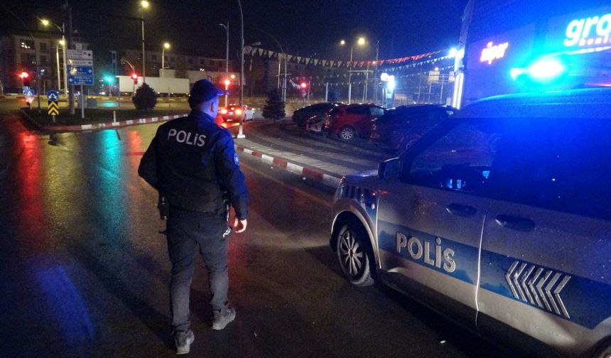 Bacağından Vurduğu Kişiyi Yol Kenarına Bıraktı, Kaçtı