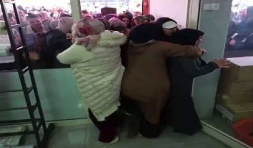 Diyarbakır'da Ucuzluk Pazarının Açılışında İzdiham Oluştu