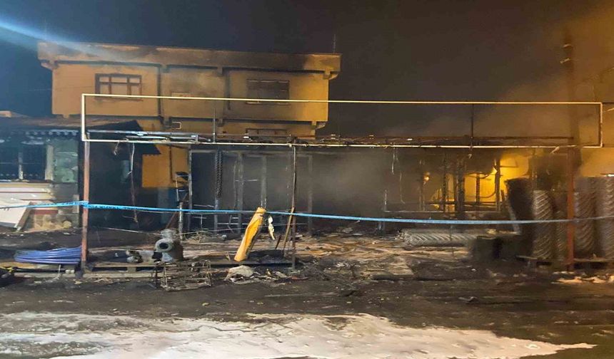 Diyarbakır'daki Yangında İşyeri Küle Döndü