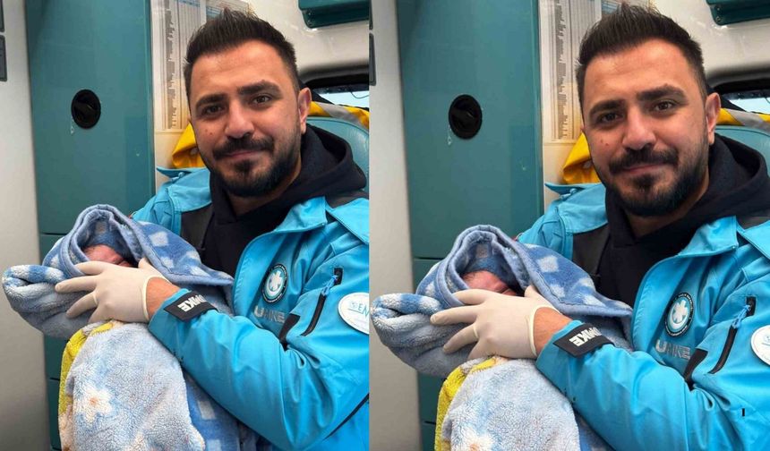 112 Ekibi Ambulansta Doğum Yaptırdı: Anne, Bebeğine Sağlık Personelinin Adını Verdi!