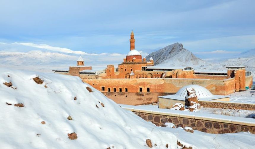 Tarihi İshak Paşa Sarayı’nda Kış Güzelliği Büyülüyor