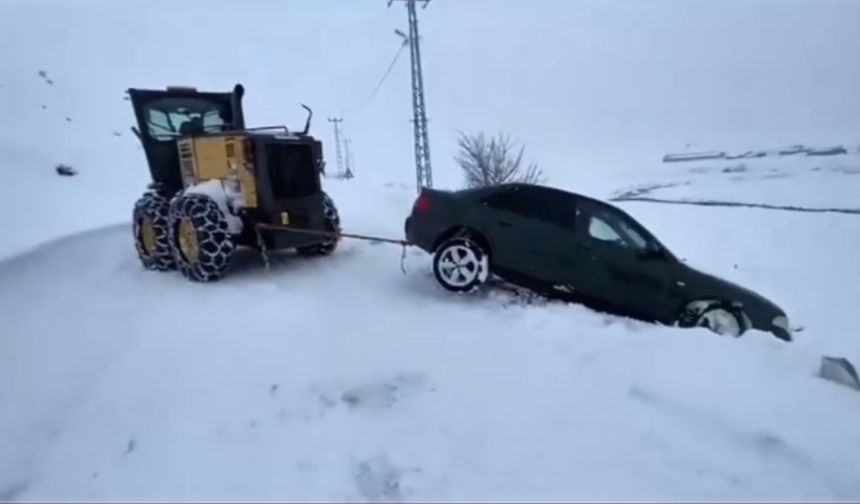 Karlıova’da Kar Nedeniyle Mahsur Kalan Araçlar Kurtarıldı