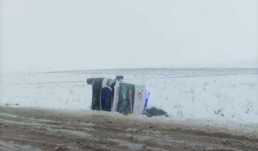 Ambulans Kazası: 3 Sağlık Çalışanı Yaralandı