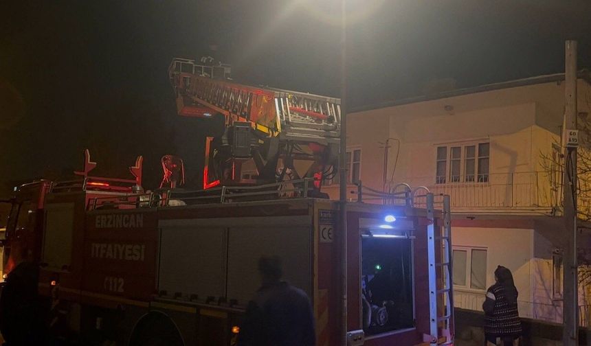 Çatıda Mahsur Kalan Kedi Yürekleri Ağıza Getirdi