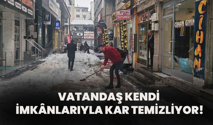 Vatandaş Kendi İmkânlarıyla Kar Temizliyor!