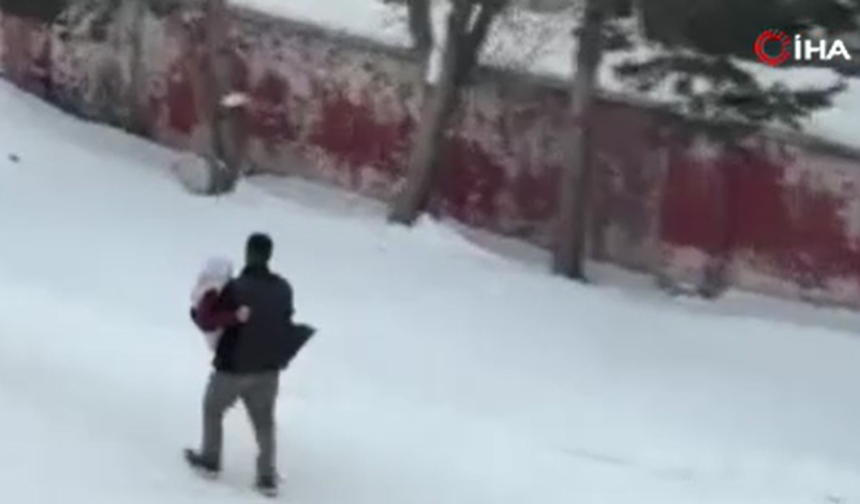 Kars’ta Duygulandıran Görüntü: Annesini Kucağında Taşıdı!