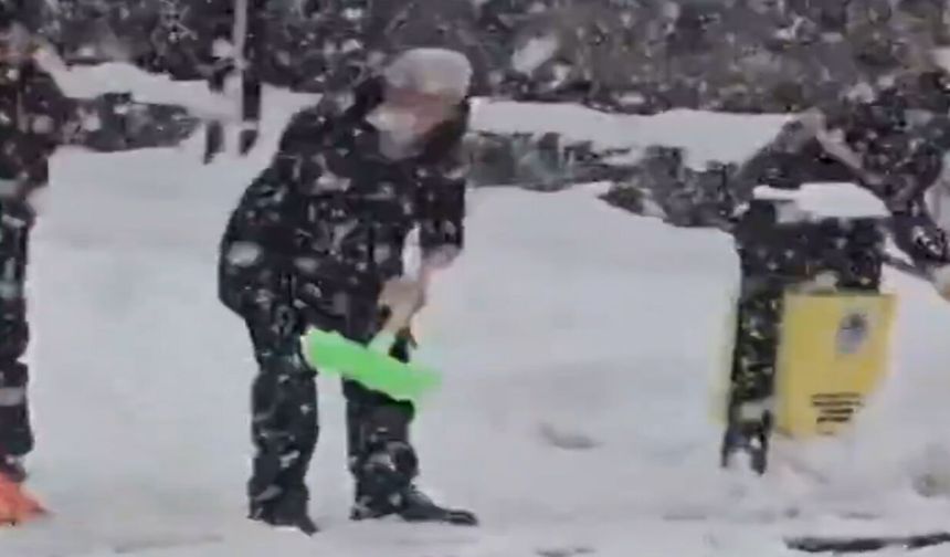 Bingöl'ün İlçesinde Kar Mücadelesine Başkan da Katıldı