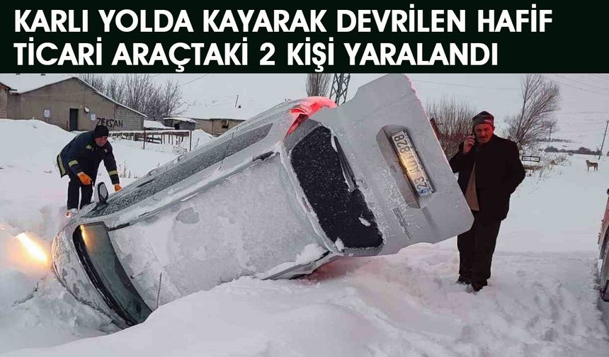 Karla Kaplı Yolda Kontrolden Çıkan Araç Yol Kenarına Devrildi