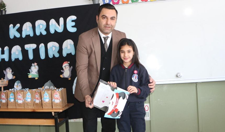 Bingöl’ün İlçesinde Öğrencilerin Karne Sevinci