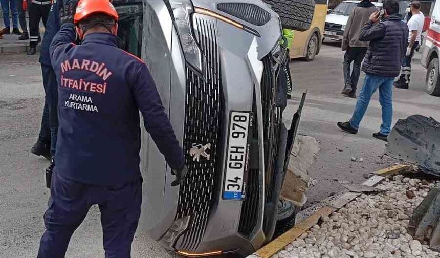 Cip Refüje Çarpıp Devrildi: 2 Yaralı