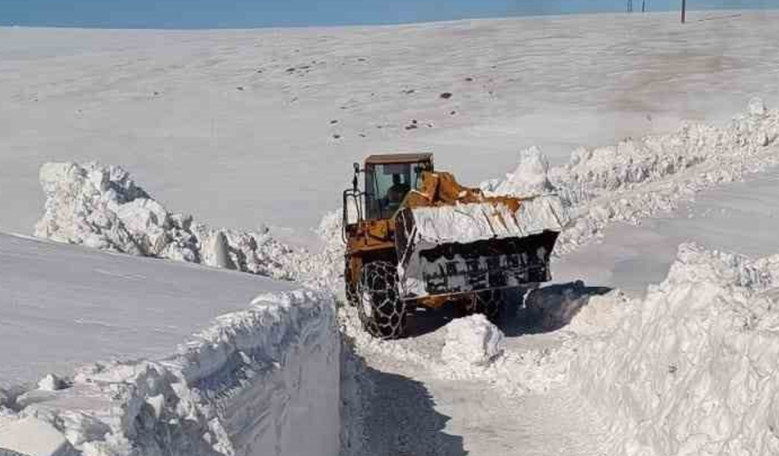 Karlıova’da 2 Metrelik Karla Mücadele Sürüyor