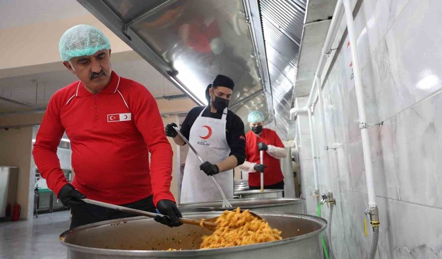 Hergün 700 Kişiye 3 Çeşit Sıcak Yemek