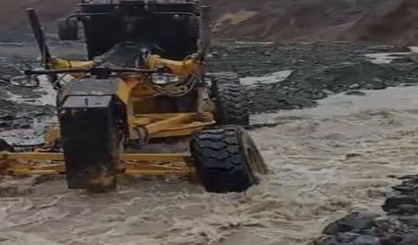 Elazığ'da Kuvvetli Yağış Sele Yolaçtı: İlçe ve Köyün Bağlantısını Sağlayan Yol Su Altında Kaldı!