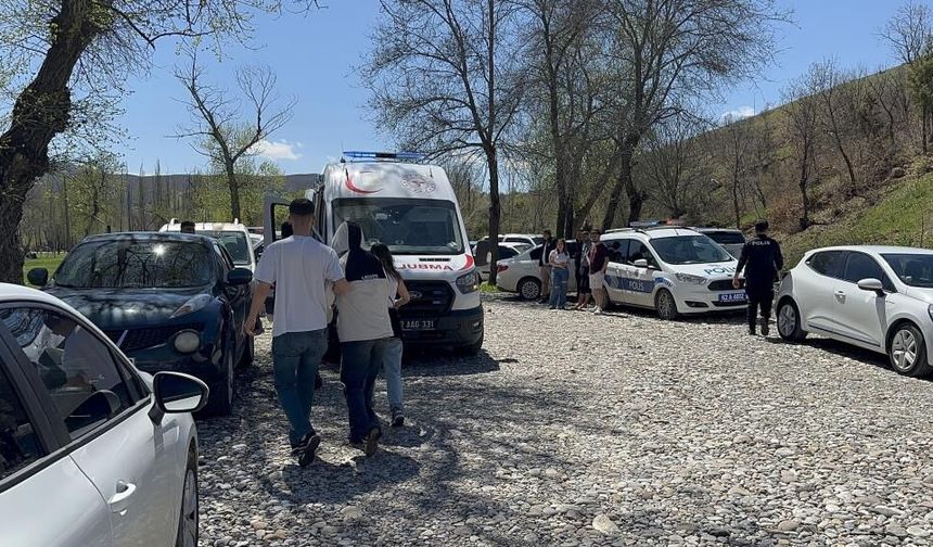 Tunceli'de boğulma tehlikesi geçiren genç kızı vatandaşlar kurtardı