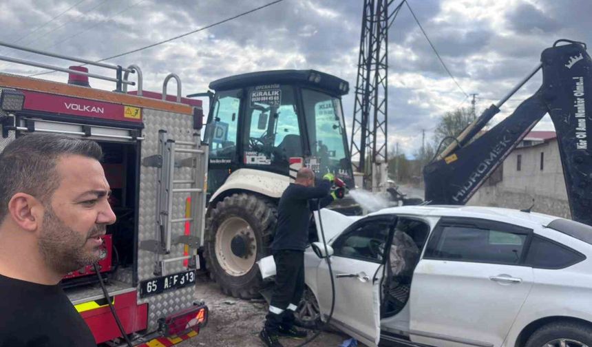 İş Makinesi ile Otomobil Çarpıştı 1 Yaralı