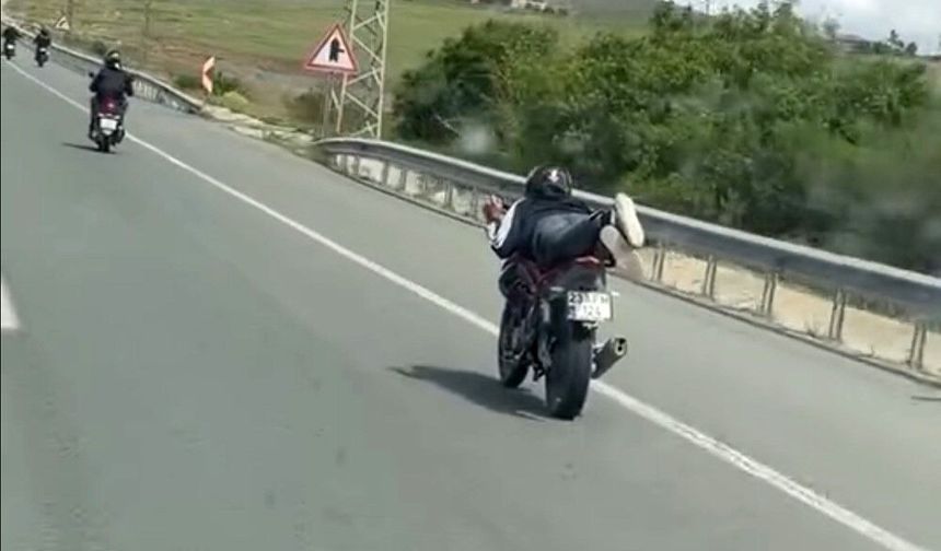 Motosiklet üzerinde tehlikeli yolculuk kamerada