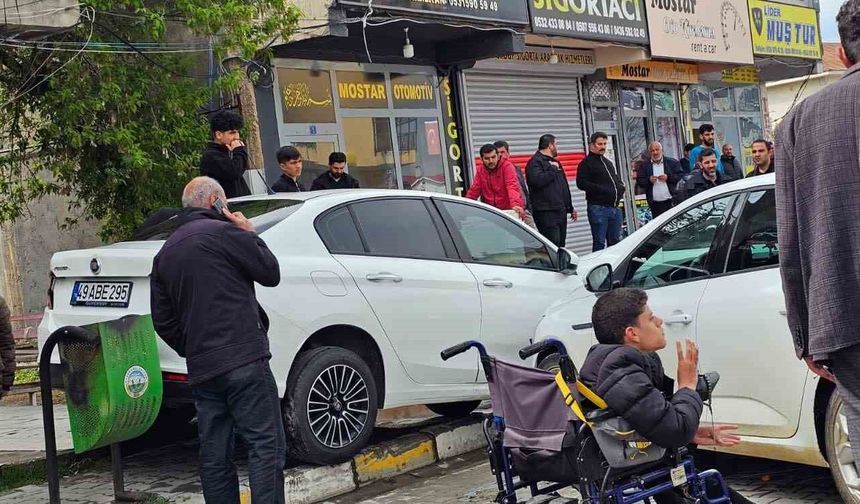 Muş’ta iki araç çarpıştı