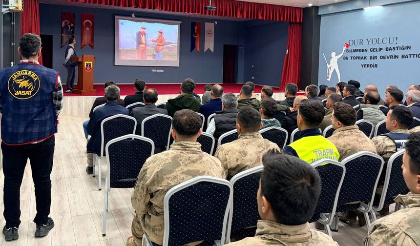 Bingöl’ün İlçesinde Jandarma Vatandaşları Bilgilendirdi