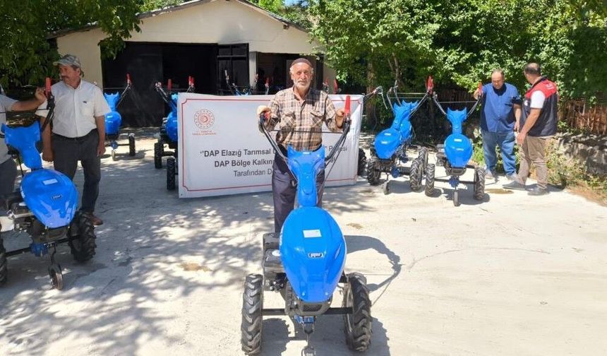 Elazığ’da çiftçilere çapa makinesi dağıtıldı