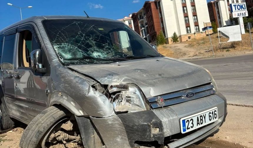 Elazığ’da Hafif Ticari Araç Kaldırıma Çarptı: 1 Yaralı