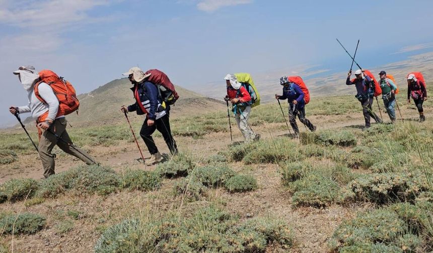 İran'dan Geldiler, Süphan Dağı'nın Zirvesine Tırmandılar