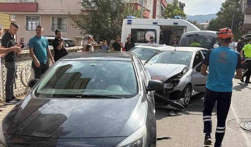 Bingöl'de Zincirleme Trafik Kazası: 3 Araç Çarpıştı, 1 Yaralı