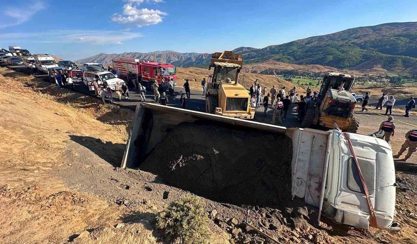 Kamyon Kontrolden Çıktı: 1 Kişi Hayatını Kaybetti