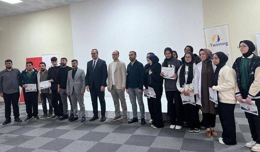 Genç'te öğrencilere güvenli internet eğitimi verildi