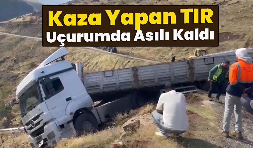 Kaza Yapan TIR Uçurumda Asılı Kaldı
